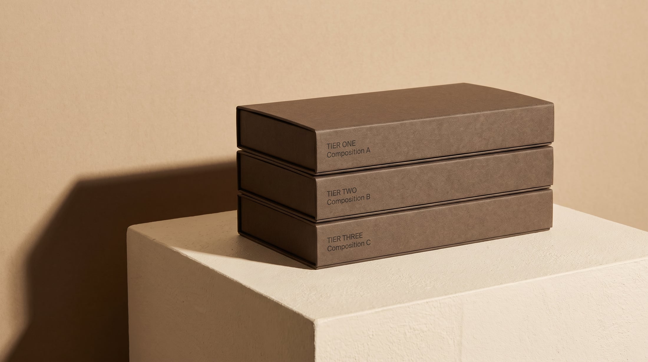 Tres cajas idénticas apiladas; solo la línea tipográfica del tier las distingue de cerca.