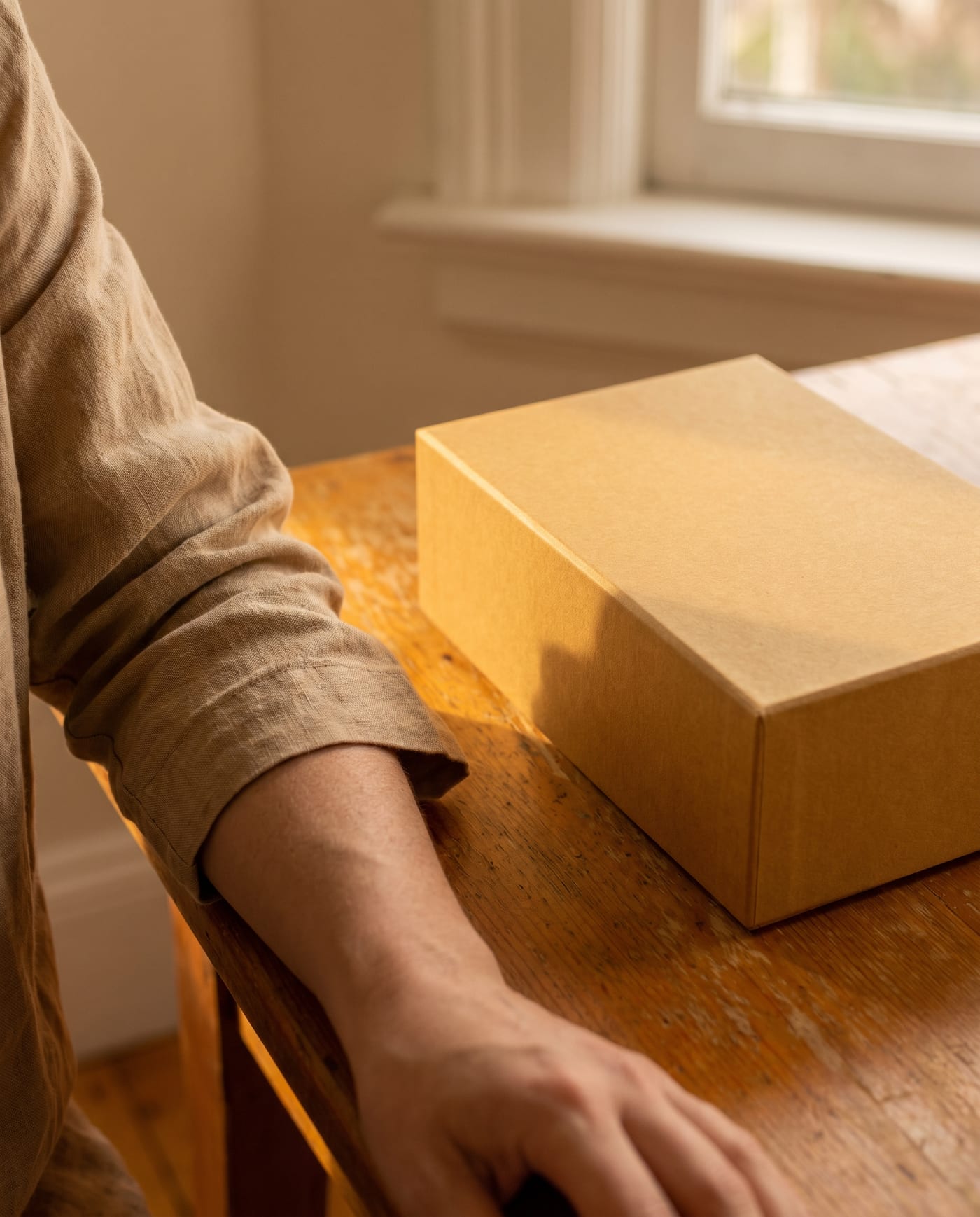 Antebrazo junto a la caja en el escritorio